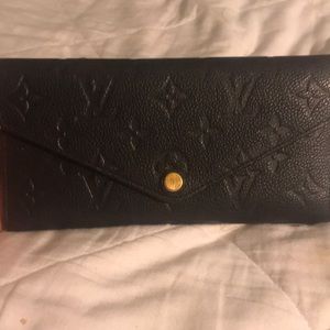 I’m sealing a joshéphine wallet from Louis Vuitton